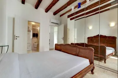 Letto o letti in una camera di Venice traditional home with terrace