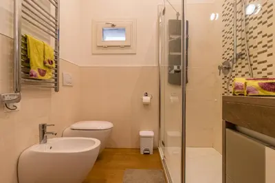 Bagno di Gallery House