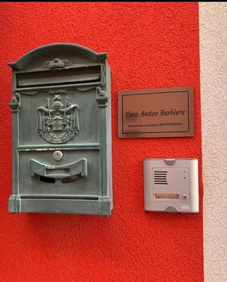 Certificato, attestato, insegna o altro documento esposto da Casa Antico Barbiere