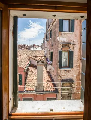 Vista generica su Venezia o vista sulla città dall'interno dell'appartamento