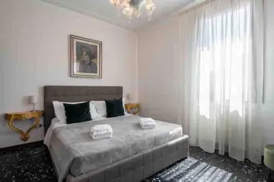 Letto o letti in una camera di Ca’ Pesaro rooftop terrace apartment.