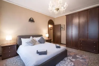 Letto o letti in una camera di Ca’ Pesaro rooftop terrace apartment.