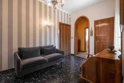 Area soggiorno di Ca’ Pesaro rooftop terrace apartment.