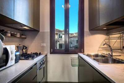 Cucina o angolo cottura di MANSARDINA - 1 min from Accademia - duplex stylish and cosy