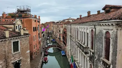 Vista generica su Venezia o vista sulla città dall'interno dell'appartamento