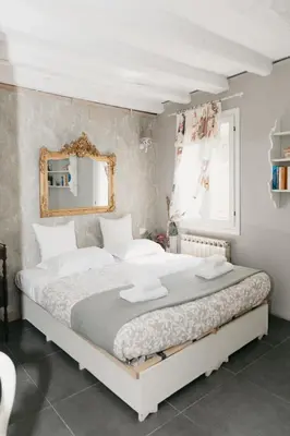 Letto o letti in una camera di Rio Marin with floating gondolas view