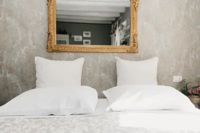 Letto o letti in una camera di Rio Marin with floating gondolas view