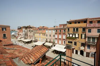 Vista generica su Venezia o vista sulla città dall'interno dell'appartamento