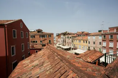 Vista generica su Venezia o vista sulla città dall'interno dell'appartamento
