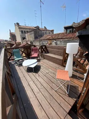 Balcone o terrazza di Palazzo Veneziano direct at the canal with roof terrace