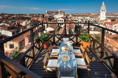 Vista generica su Venezia o vista sulla città dall'interno dell'appartamento