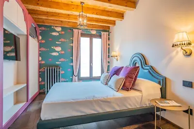 Letto o letti in una camera di Corte Rubbi 9 Canal View -Dimora Italia -