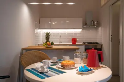 Cucina o angolo cottura di SNUG APARTMENT WITH PRIVATE COURTYARD M0270422677