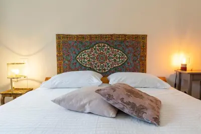 Letto o letti in una camera di SNUG APARTMENT WITH PRIVATE COURTYARD M0270422677
