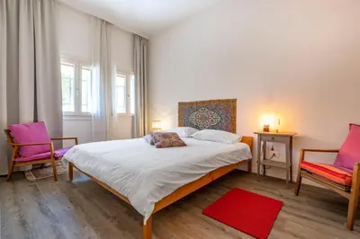 Letto o letti in una camera di SNUG APARTMENT WITH PRIVATE COURTYARD M0270422677