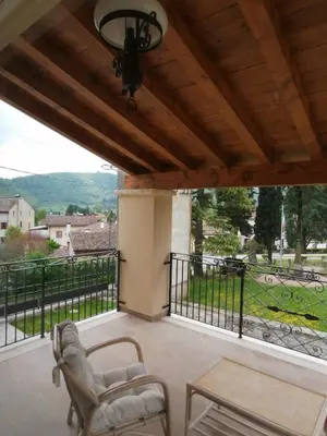 Vista generica sulle montagne o vista sulle montagne dall'interno dell'affittacamere