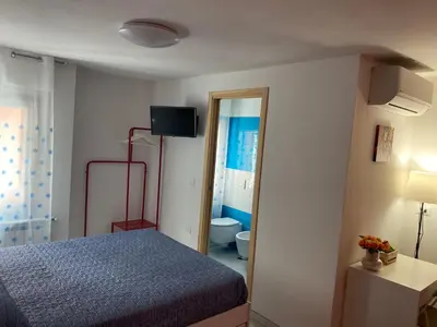 Letto o letti in una camera di LAGUNA BLU Camera TRAMONTO con terrazza panoramica in comune
