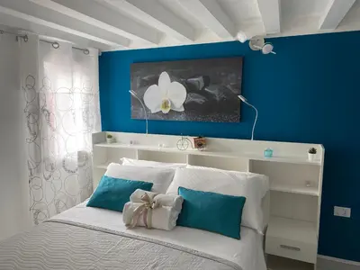 Letto o letti in una camera di LAGUNA BLU Camera CIELO con terrazza panoramica in comune