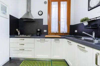 Cucina o angolo cottura di GuestHost - Castello Appartamento con vista sul Canale x6