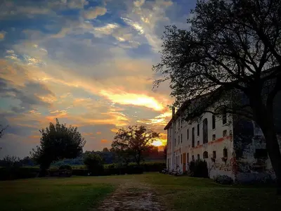 Alba o tramonto visti dall'interno del bed & breakfast o dai dintorni