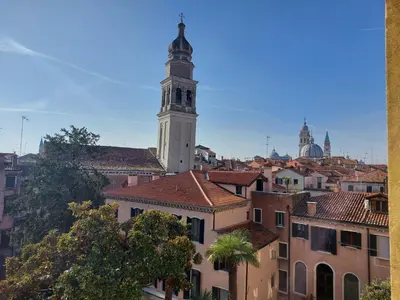 Vista generica su Venezia o vista sulla città dall'interno dell'appartamento