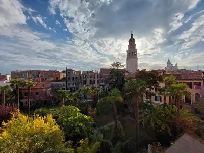 Vista generica su Venezia o vista sulla città dall'interno dell'appartamento