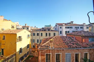 Vista generica su Venezia o vista sulla città dall'interno dell'appartamento