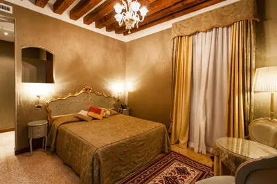 Letto o letti in una camera di Hotel Al Ponte Mocenigo
