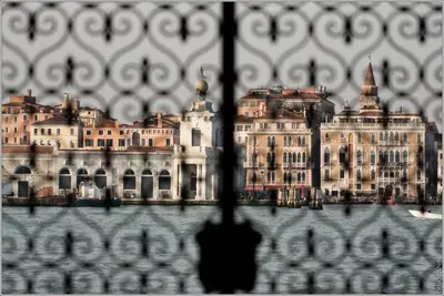 Vista generica su Venezia o vista sulla città dall'interno dell'appartamento