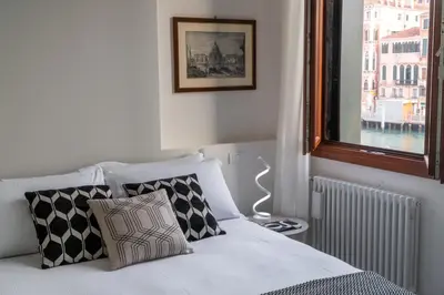 Letto o letti in una camera di Design Apartment with Balcony on the Grand Canal R&R