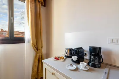 Set per la preparazione di tè e caffè presso Laguna D'oro Luxury Apartments