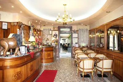 Hall o reception di Park Hotel Villa Leon d'Oro