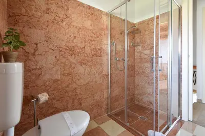 Bagno di GuestHost - Calaone Wonderful Duplex Apartment con parcheggio x4