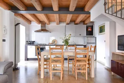 Area soggiorno di GuestHost - Calaone Wonderful Duplex Apartment con parcheggio x4