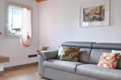 Area soggiorno di GuestHost - Calaone Wonderful Duplex Apartment con parcheggio x4