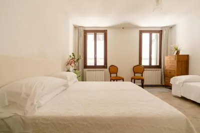 Letto o letti in una camera di Melusina Homes Venice Historical Center