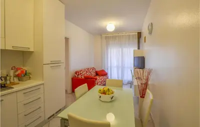 Cucina o angolo cottura di Cozy Apartment In Rosolina Mare
