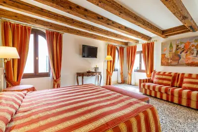 Letto o letti in una camera di Hotel Bella Venezia