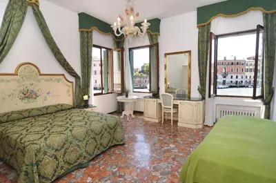 Letto o letti in una camera di Smeraldo apartment Grand Canal 1566C