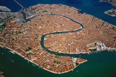 Vista generica su Venezia o vista sulla città dall'interno dell'appartamento