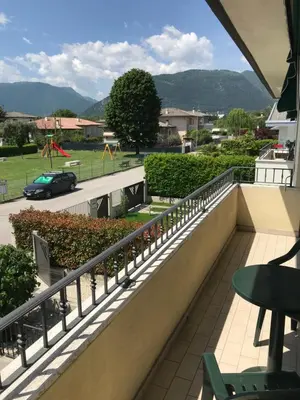 Vista generica sulle montagne o vista sulle montagne dall'interno dell'appartamento