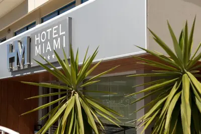 Certificato, attestato, insegna o altro documento esposto da Hotel Miami