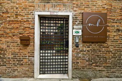 Certificato, attestato, insegna o altro documento esposto da Maison Boutique Al Redentore