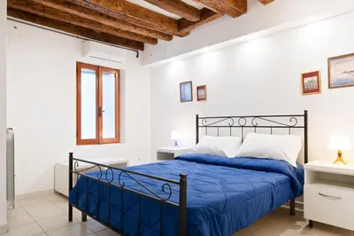 Letto o letti in una camera di Sant'Alvise Romantic Studio