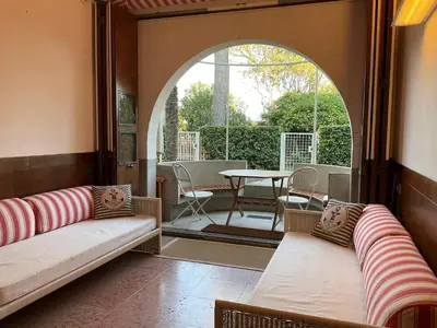 Area soggiorno di Aquamar Suite on the beach by Venicescape