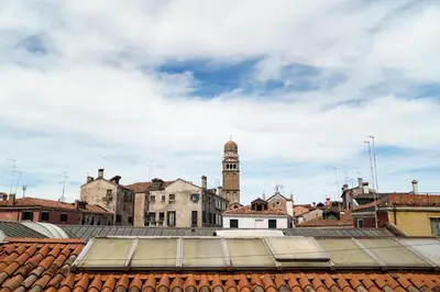 Vista generica su Venezia o vista sulla città dall'interno dell'appartamento