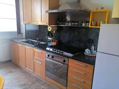 Cucina o angolo cottura di Orizzonte Marino Giallo Angolo solare verso la laguna