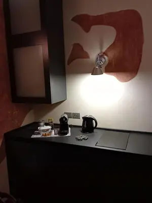 Set per la preparazione di tè e caffè presso Monolocale nell'antica zona del Ghetto.