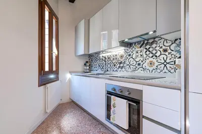 Cucina o angolo cottura di Querini Suite-Balcony on canal, close to San Marco