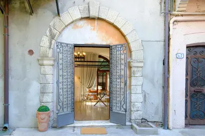 Facciata o entrata di Due Archi-Nel cuore del centro